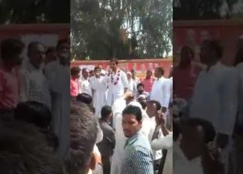 मेरठ पटेल मंडप में ई रिक्शा वालो को सम्बोधित करते हुए उज्वल अरोड़ा