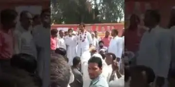 मेरठ पटेल मंडप में ई-रिक्शा वालो को सम्बोधित करते हुए, उज्वल अरोड़ा..
