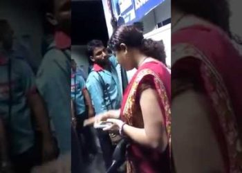 एक महिला ने पेट्रोल पंप पर कालाबाजारी करते वक्त धर दबोचा