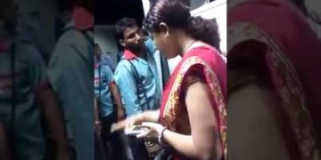 एक महिला ने पेट्रोल पंप पर कालाबाजारी करते वक्त धर दबोचा