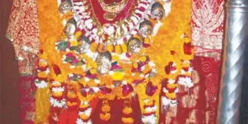 विध्‍यांचल पर्वत पर माता के दर्शन हेतु लम्‍बी कतार है