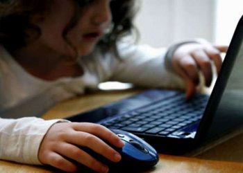 04 11 2016 child on laptop 1