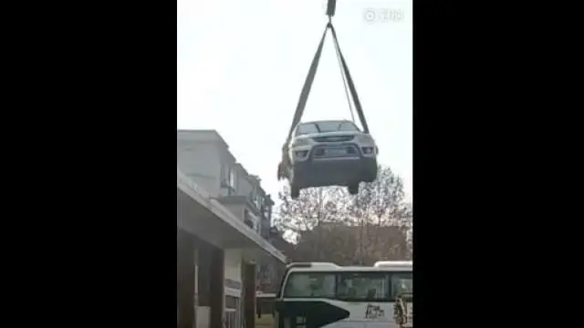 चीन में बस स्टैंड पर एक कार को बीचो बीच टांगा पुलिस ने 1 चीन में बस स्टैंड पर एक कार को बीचो बीच टांगा पुलिस ने