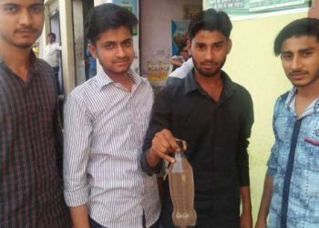 कोई तो सुने इस गांव की पुकार कैंसर बांट रहा पीने का पानी