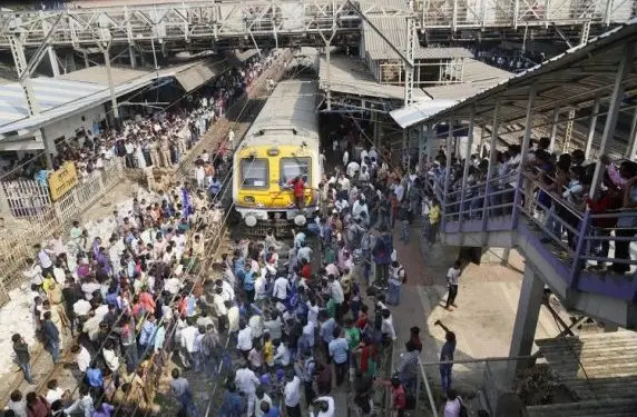 Mumbai: Dalits protesting during 'Rail Roko' as part of Maharashtra Bandh at Thane railway station, following clashes between two groups in Bhima Koregaon near Pune, in Mumbai. PTI Photo(PTI1_3_2018_000116B)