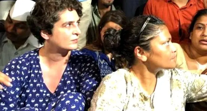 राहुल गांधी के कैंडल मार्च में धक्का मुक्की 1 राहुल गांधी के कैंडल मार्च में धक्का मुक्की
