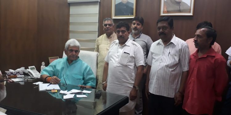 अखिल भारतीय रेलवे खान पान लाइसेंसिज वेलफेयर एसोसिएशन के प्रतिनिधिमंडल ने रेल मंत्री से की मुलाकात । 1 WhatsApp Image 2018 06 15 at 12.56.03 PM