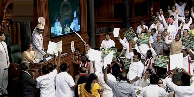 नेतृत्व के प्रश्न पर गहराता धुंधलका 1 New Delhi: AIADMK members protest in the well of Lok Sabha in New Delhi on Thursday. PTI Photo / TV GRAB (PTI4_5_2018_000130B)