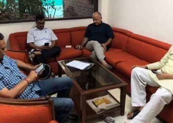 अरविंद केजरीवाल रातभर धरने पर बैठे रहे