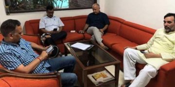 अरविंद केजरीवाल रातभर धरने पर बैठे रहे