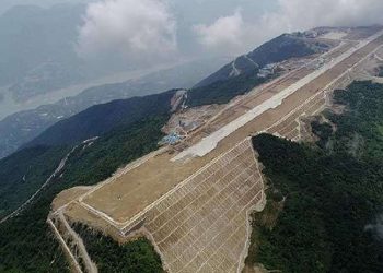 चीन छह हजार फीट पहाड़ की चोटी पर एयरपोर्ट बना रहा