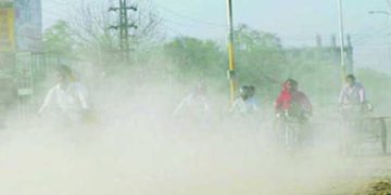 धूप और धूल की वजह से बढ़ी बिजली की मांग