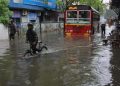 मुंबई बारिश से बेहाल वलसाड में दुकानों में भरा पानी