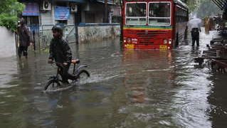 मुंबई बारिश से बेहाल वलसाड में दुकानों में भरा पानी
