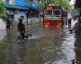 मुंबई बारिश से बेहाल वलसाड में दुकानों में भरा पानी