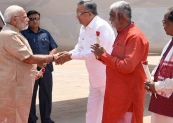 रायपुर पहुंचे प्रधानमंत्री नरेंद्र मोदी नेताओं ने किया स्वागत