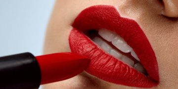 लिपस्टिक लगाने के इन बेसिक टिप्स
