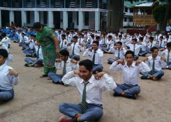 हिमाचल के मुख्यमंत्री ने स्कूली बच्चों के साथ योग किया