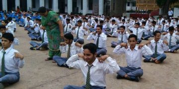 हिमाचल के मुख्यमंत्री ने स्कूली बच्चों के साथ योग किया