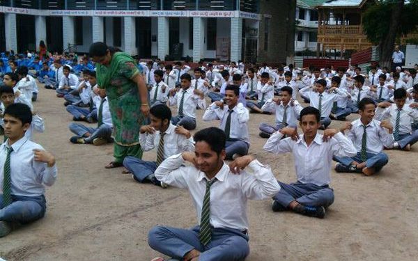 हिमाचल के मुख्यमंत्री ने स्कूली बच्चों के साथ योग किया 1 हिमाचल के मुख्यमंत्री ने स्कूली बच्चों के साथ योग किया