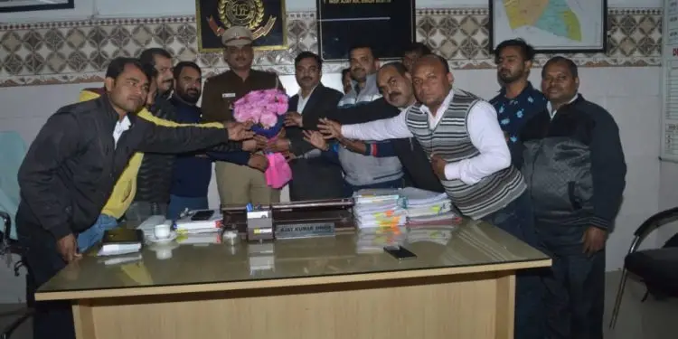 भोजपुरी सेवा समिति के पदाधिकारियों नें एस. एच. ओ भलस्वा डेरी को नए साल पर बधाई दी |