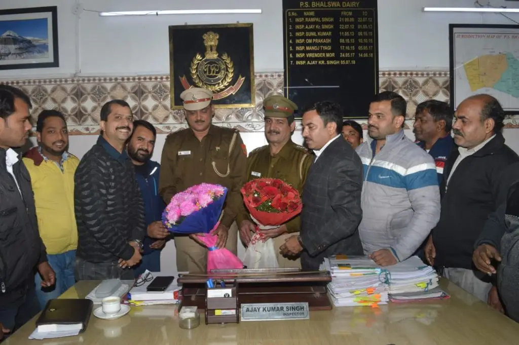 भोजपुरी सेवा समिति के पदाधिकारियों नें एस. एच. ओ भलस्वा डेरी को नए साल पर बधाई दी |