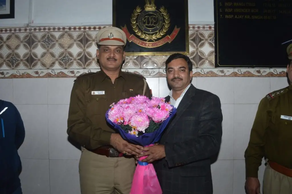 भोजपुरी सेवा समिति के पदाधिकारियों नें एस. एच. ओ भलस्वा डेरी को नए साल पर बधाई दी |