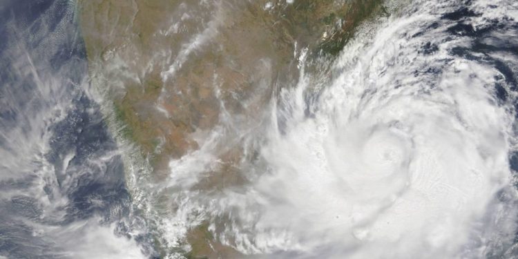 आया पहुॅचा चक्रवात, मची तबाही 1 charkbarti 3 scaled 1