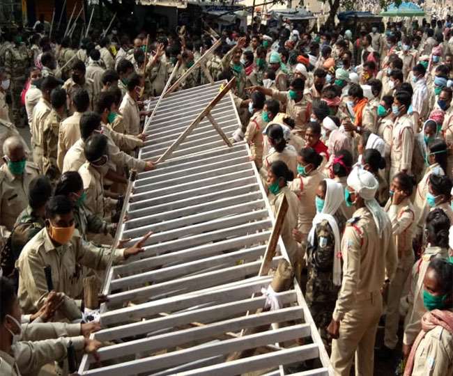 अस्थायी पुलिस पर स्थायी भयंकर लाठी चार्ज 2 19 09 2020 police clash news 20767852