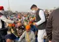 सेवादार बनकर सिंघु बॉर्डर पर किसानों के बीच पहुंचे आम आदमी पार्टी के विधायक राघव चड्ढ़ा