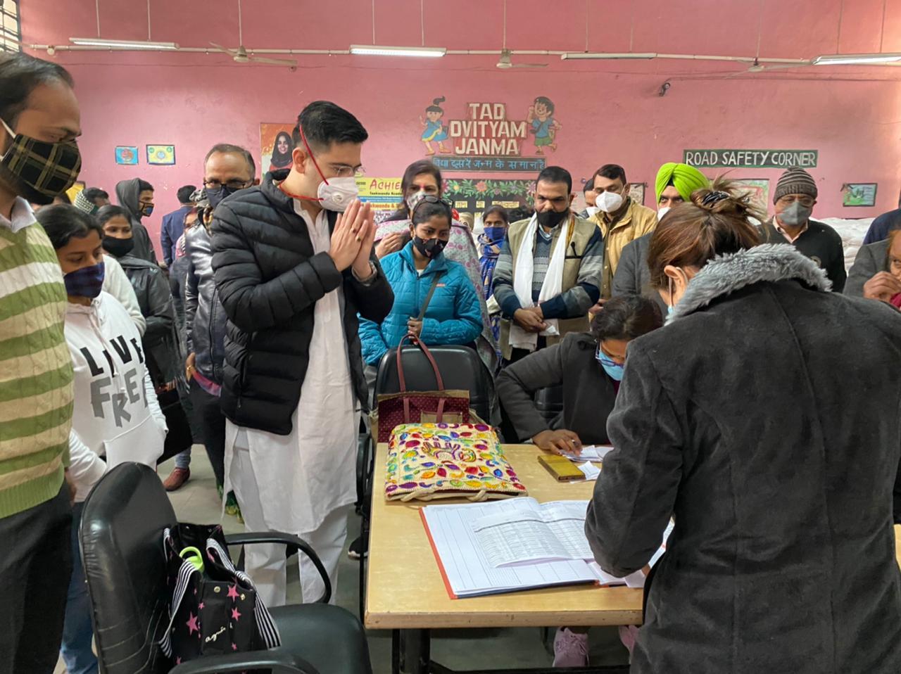 राजेन्द्र नगर विधायक राघव चड्ढ़ा ने किया 3200 राशन किट का वितरण. किट में चावल, दाल और रिफाइंड तेल मौजूद 2 thumbnail 1
