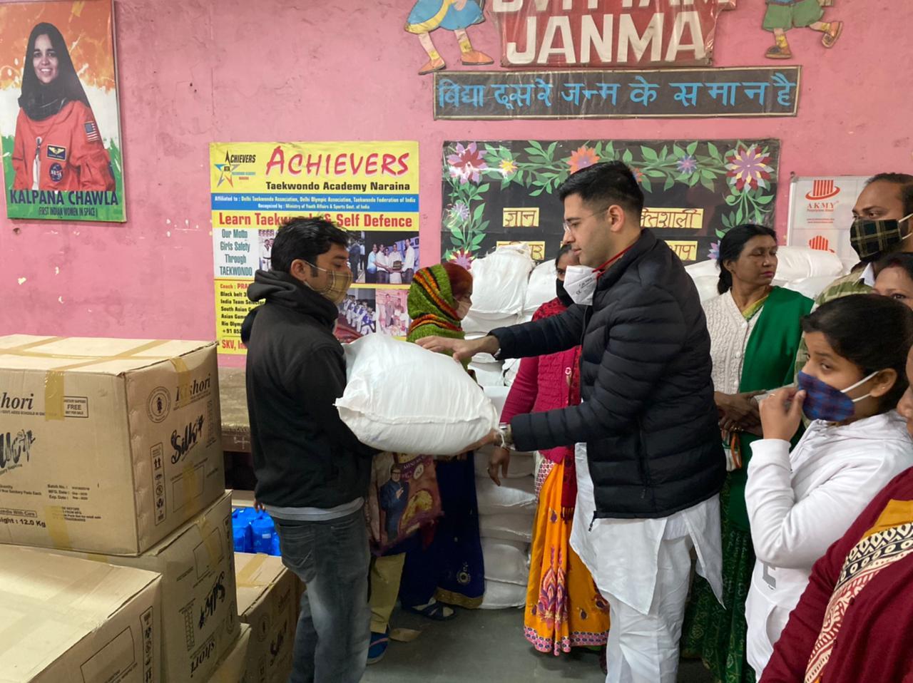राजेन्द्र नगर विधायक राघव चड्ढ़ा ने किया 3200 राशन किट का वितरण. किट में चावल, दाल और रिफाइंड तेल मौजूद 3 thumbnail