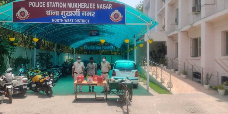 Thana Mukherjee Nagar Police caught a vicious thief with 21 cases solved.