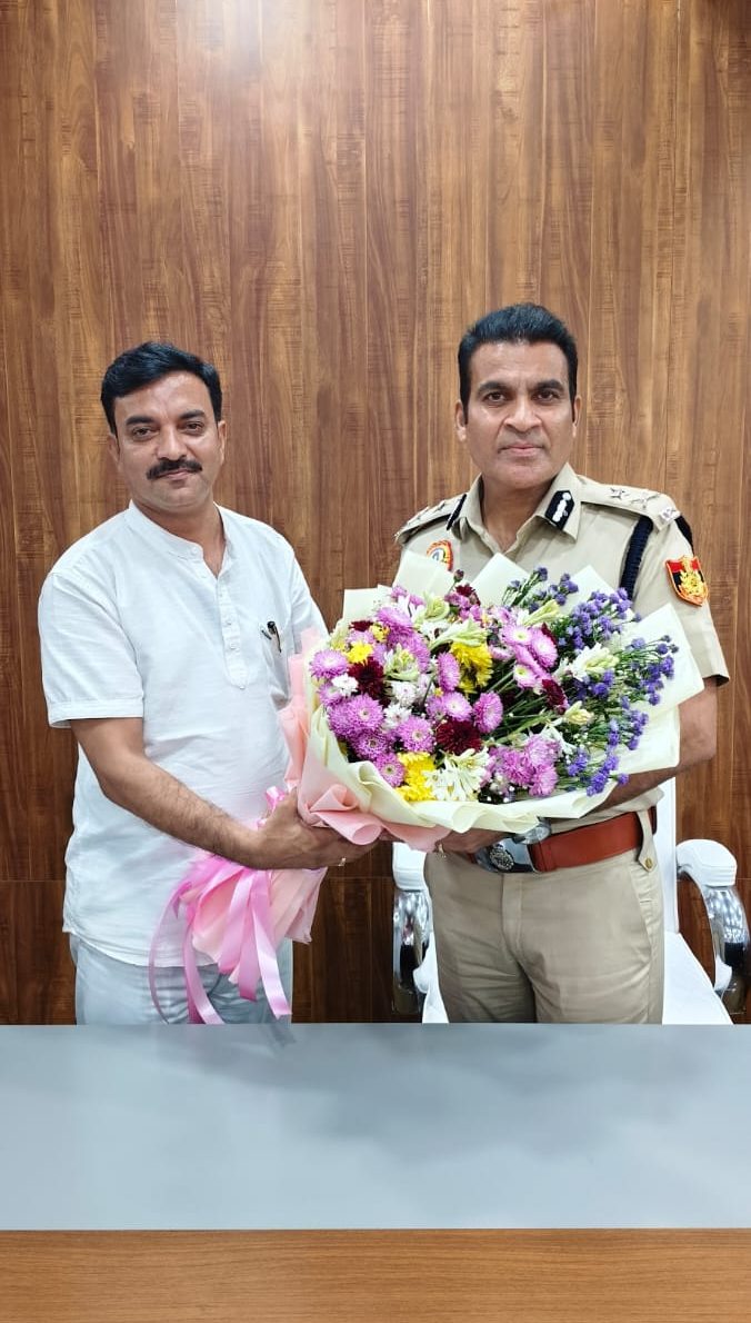 IPS Vijay Singh Joint Commissioner Northern Range Bhojpuri Seva Samiti Law and Order Delhi IPS Vijay Singh honored