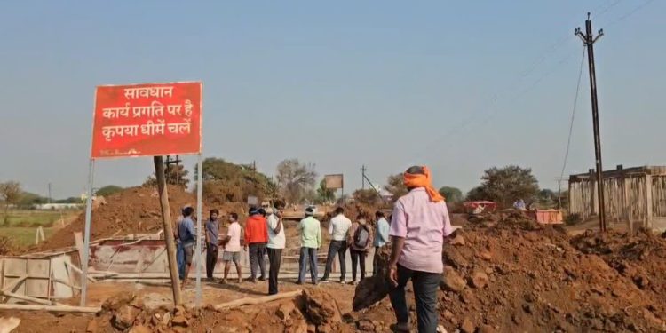 खैरागढ़ में सिस्टम की लापरवाही ने ली जान! निर्माणाधीन पुल की वजह से 20 साल के युवक की मौत, परिजनों का फूटा गुस्सा 1 12 33