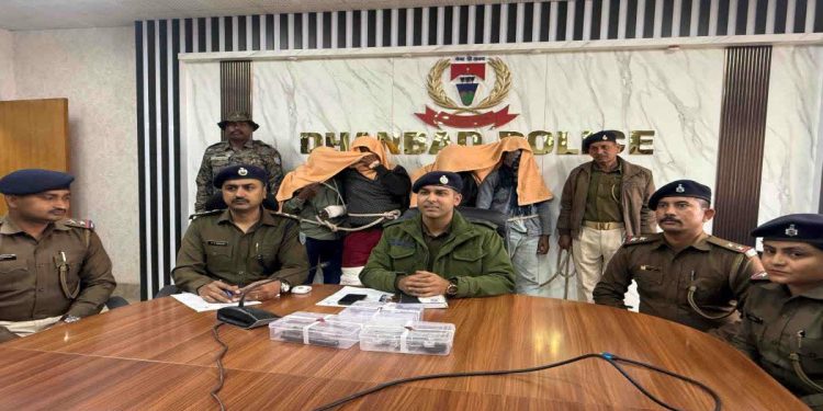 Dhanbad Crime News: धनबाद पुलिस को मिली बड़ी सफलता, प्लानिंग कर रहे चार शातिर अपराधी गिरफ्तार; लूट और डकैती की थी योजना 1 13 29
