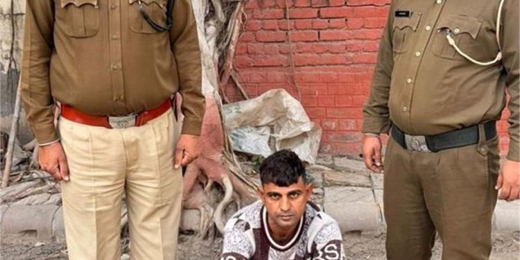 दिल्ली की वर्दी और झज्जर का आईकार्ड! टैक्सी ड्राइवर बना 'फर्जी पुलिसवाला', रौब दिखाने के चक्कर में ऐसे चढ़ा असली पुलिस के हत्थे 1 17 19