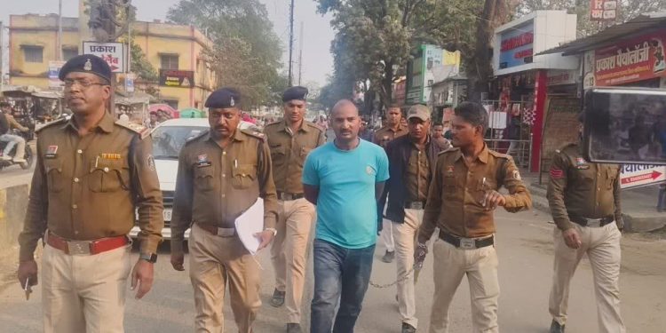 Baikunthpur: टैक्सी ड्राइवर की गंदी हरकत का युवती ने बनाया वीडियो, सोशल मीडिया पर वायरल होते ही पुलिस ने दबोचा 1 18 21