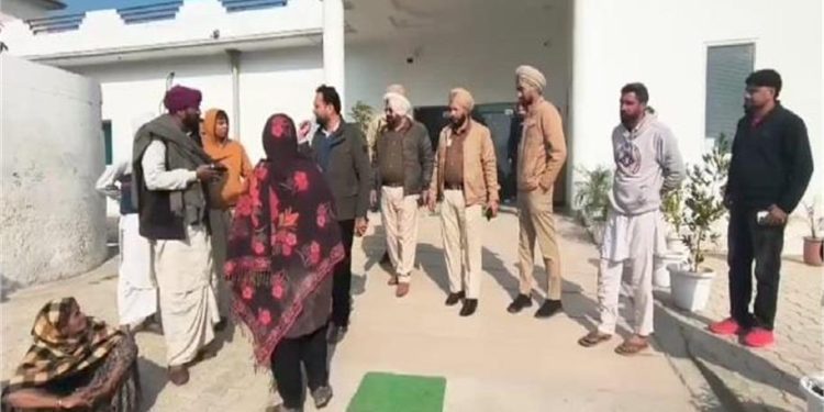 Gurdaspur Crime: रात के अंधेरे में सो रहे परिवार पर अज्ञात हमलावरों ने फेंका तेजाब, मासूम बच्चे की हालत गंभीर; इलाके में दहशत 1 19 20