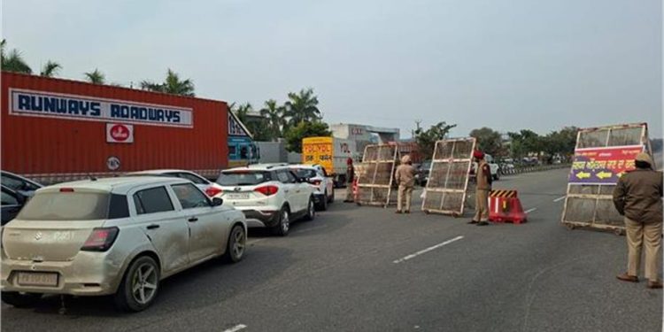 Punjab Road Block: जालंधर से लुधियाना की ओर जाने वाले यात्री परेशान, लंबा ट्रैफिक जाम देख प्रशासन के हाथ-पांव फूले; ताजा स्थिति जानें 1 24 14