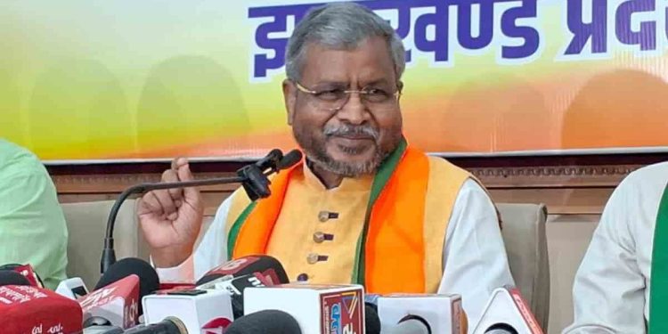 झारखंड में सियासी घमासान: मरांडी के आरोपों पर झामुमो का जवाबी हमला, आदिवासी और युवा वोट बैंक पर छिड़ी जंग 1 3 35 1