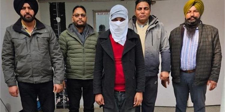 स्पेशल ब्रांच का बड़ा एक्शन! कई महीनों से चकमा दे रहा भगोड़ा आरोपी गिरफ्तार, पुलिस ने बिछाया था गुप्त जाल 1 4 42