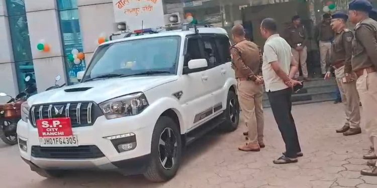 Ranchi: ज्वेलरी शॉप में लूट की खबर से पुलिस के उड़े होश, मौके पर पहुंची तो कहानी निकली कुछ और; 2 गिरफ्तार 1 5 35 1