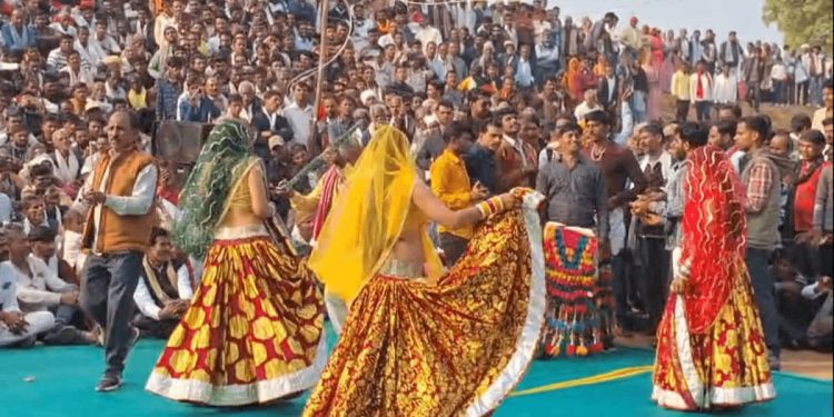 Bundeli Rai Dance: बुंदेलखंड की महिलाओं ने ढोलक पर जमाया रंग, घूंघट में छिपे हुनर ने सोशल मीडिया पर मचाया तहलका 1 5 39