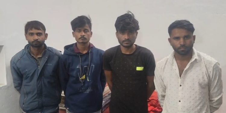 Ambikapur Kidnapping Case: कार में युवती को अगवा कर भाग रहे थे बदमाश, मनेंद्रगढ़ में पुलिस के हत्थे चढ़े 4 आरोपी; जानें पूरा मामला 1 7 32