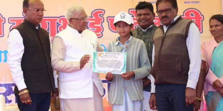 Girl Leopard Encounter: स्कूल जा रही छात्रा के सामने आ गए 5 तेंदुए, जांबाजी देख राज्यपाल ने किया सम्मानित 1 7 40