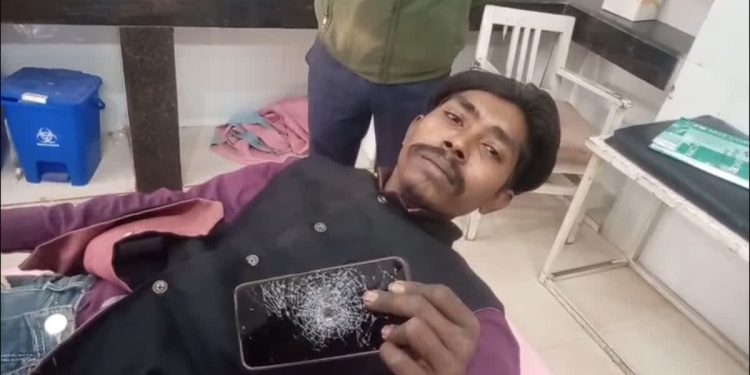 Satna Crime News: मोबाइल फोन बना 'बुलेटप्रूफ जैकेट', ऑटो चालक के सीने में लगी गोली को रोका; बाल-बाल बची जान 1 7