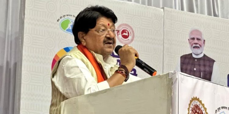 कैलाश विजयवर्गीय का तीखा वार: 'पिता Pwd मंत्री और बच्चों को कपड़े दिला रहा ठेकेदार', जानें किसके लिए कहा? 1 8 40