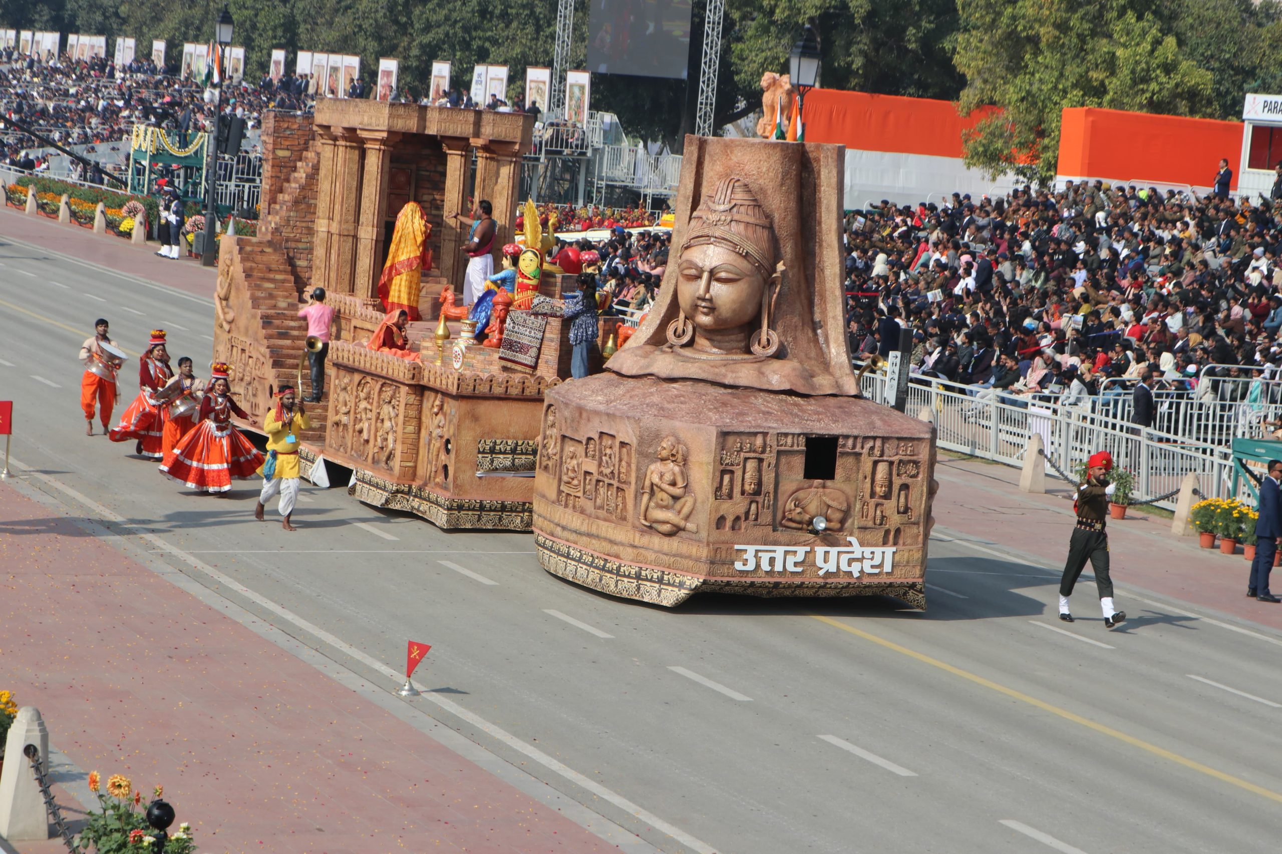 Uttar Pradesh Tableau 2026: कर्तव्य पथ पर मंत्रमुग्ध हुए दर्शक, उत्तर प्रदेश की झांकी ने बटोरी देशभर में सराहना 2 IMG 20260126 WA0048 scaled