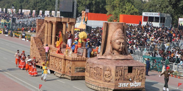 Uttar Pradesh Tableau 2026: कर्तव्य पथ पर मंत्रमुग्ध हुए दर्शक, उत्तर प्रदेश की झांकी ने बटोरी देशभर में सराहना 1 IMG 20260126 WA0052
